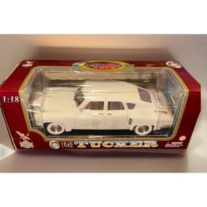 1948 Tucker Torpedo - 1:18 Scale Road Signature Deluxe Edition Die-cast Model